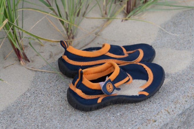 Schuhe voller Sand