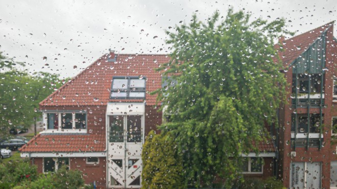 Spahn tanzt im Regen