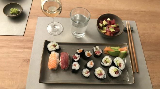 Selbstgemachtes Sushi auf dem Tisch