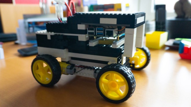 Roboter-Autos aus Klemmbausteinen