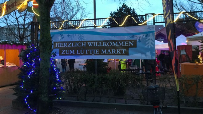 Weihnachtsmarkt mit Smartphone