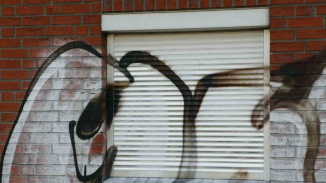 Fenster und Wand beschmiert